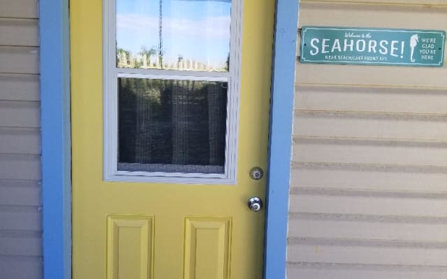 The Seahorse - NEW 1/1 that is Lakeside and 2 Blocks from the beach