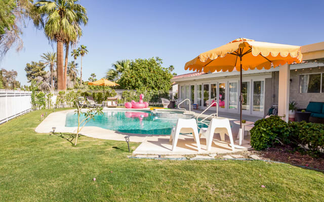 Schönes Desert Pool House: Sonne, Schwimmen, Schlürfen & Verweilen