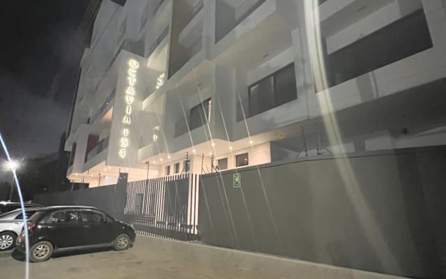 Schlafzimmer in stilvoller, komfortabler Wohnung