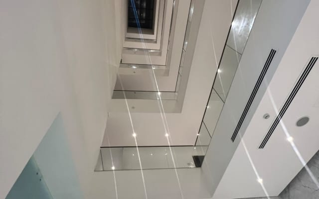 Schlafzimmer in stilvoller, komfortabler Wohnung