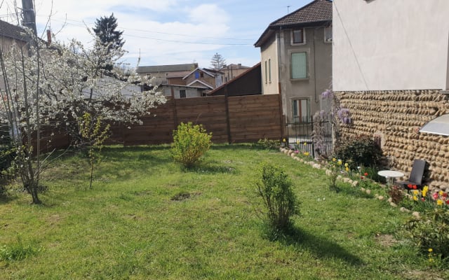 La Grange par Dav et Tof ; Maison de village avec jardin.