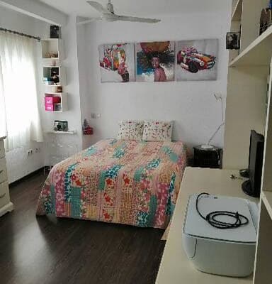 single room with bathroom in suite for rent