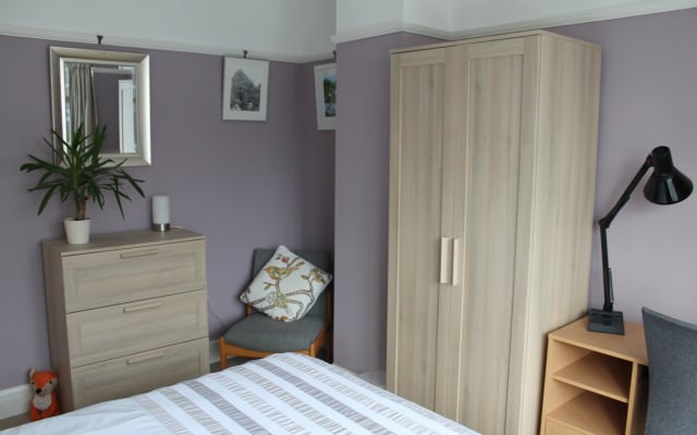 Amplia habitación doble en un entorno tranquilo