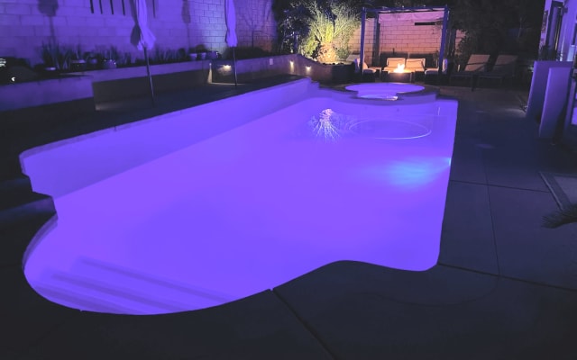 Annonce de Troy and Branden sur misterb&b - Cozy and enticing night time swim with fantastic view of stars.  