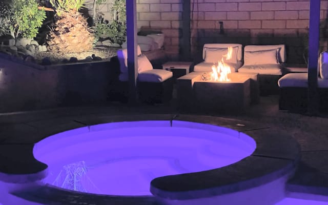 Annonce de Troy and Branden sur misterb&b - Heated spa and fire pit conversation area