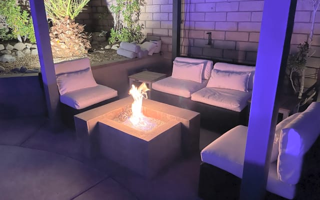 Annonce de Troy and Branden sur misterb&b - Poolside natural gas fire pit conversation area with a shaded pergola for daytime or nighttime cozy effect. 