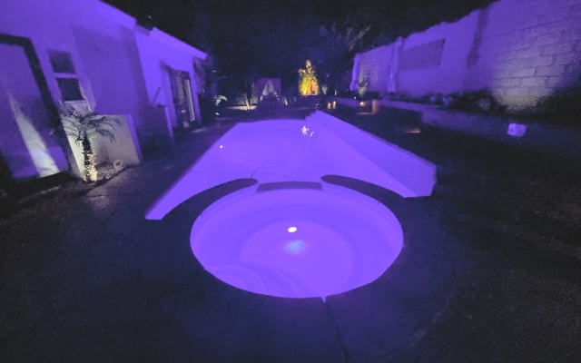 Annonce de Troy and Branden sur misterb&b - Nighttime pool and spa with led lighting.  Wonderful view of the stars above