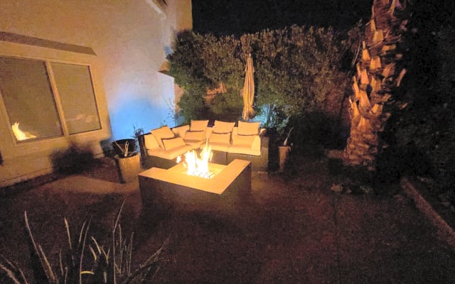 Annonce de Troy and Branden sur misterb&b - 2 Natural gas fire pits with plenty of seating and umbrellas for daytime. 