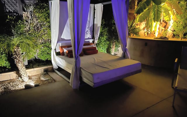 Annonce de Troy and Branden sur misterb&b - Romantic and sensual outdoor bed