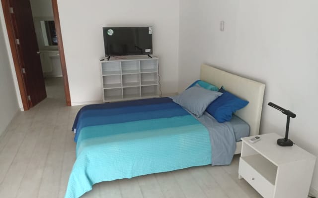 Habitación con vestidor y baño completo