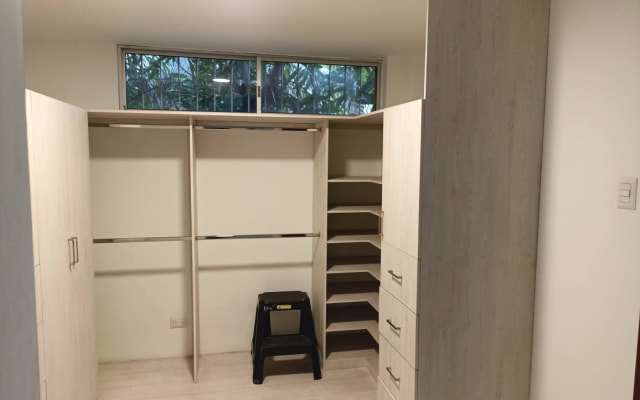 Quarto com walker closet e casa de banho completa