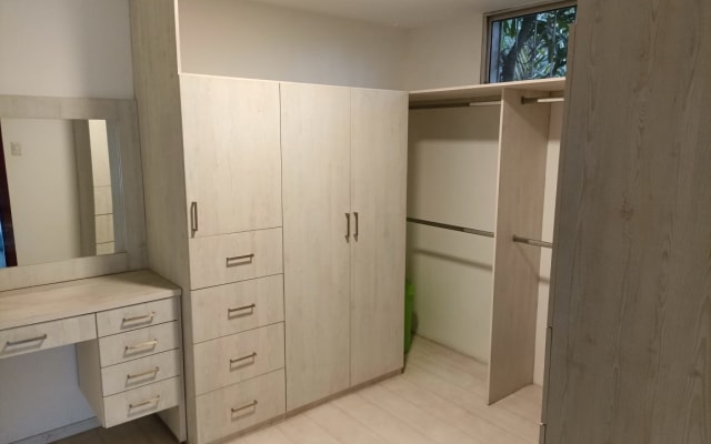 Quarto com walker closet e casa de banho completa