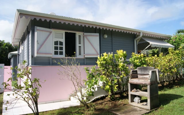 Pool and jacuzzi bungalows