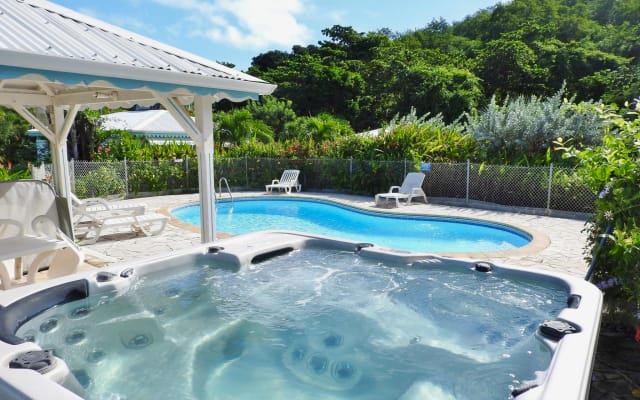 Bungalows com piscina e jacuzzi