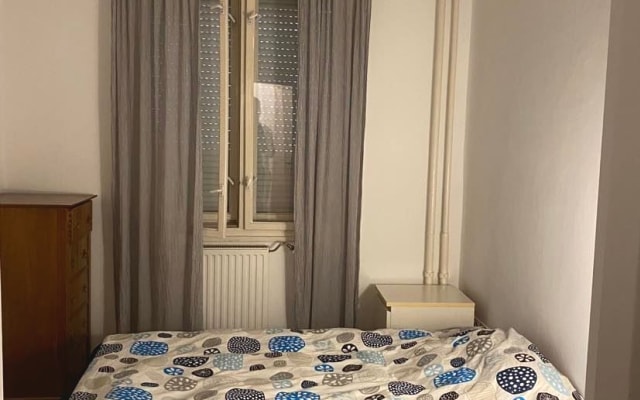 Camera da letto privata in una zona tranquilla della città