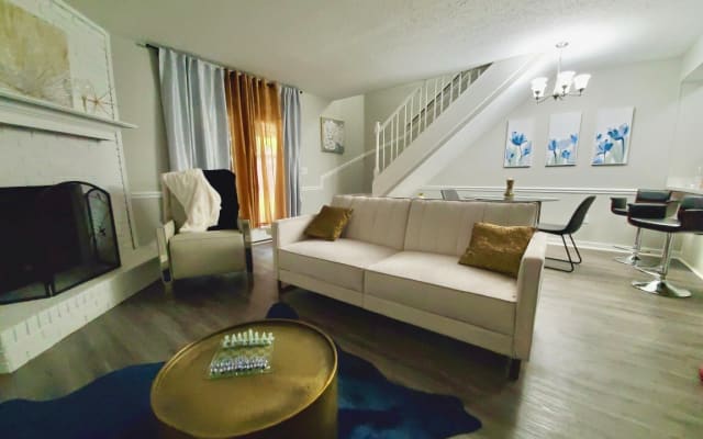 Modern Designer Townhouse | Ideal for Long Stays!