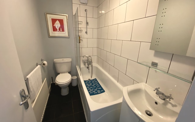 2 Bedroom Flat in Tulse Hill with parking (one car)