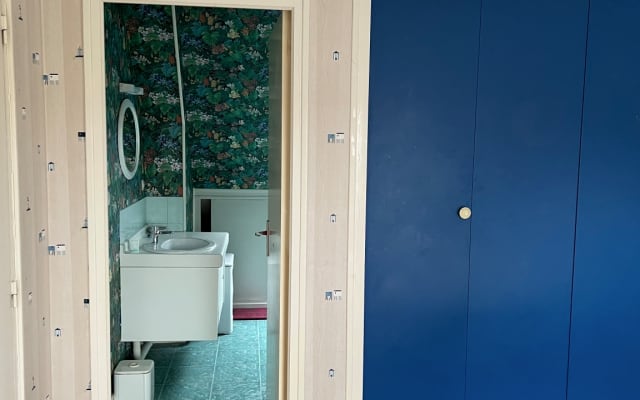 Grande chambre avec salle de bain privée