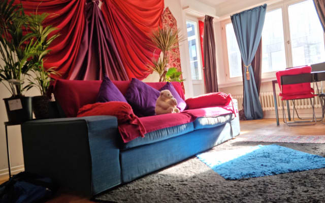 Séjour nu dans un salon chaleureux et coloré avec lit