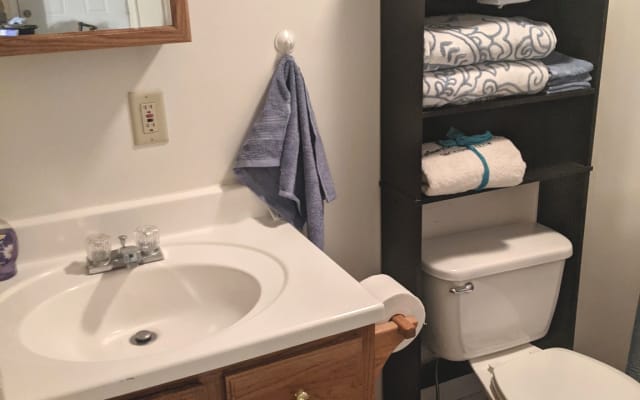 Cute 2nd floor in-law suite with off street parking/wifi
