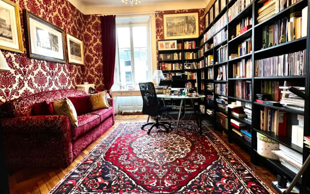 Chambre de luxe dans un appartement situé dans un bâtiment historique...