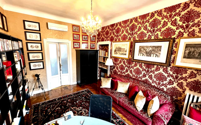 Luxury Room in central historic building apartment close to metro. - Picture 4