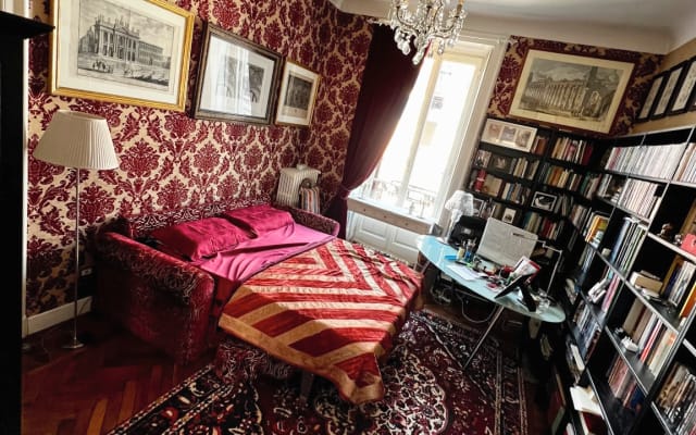 Luxury Room in central historic building apartment close to metro. - Picture 3