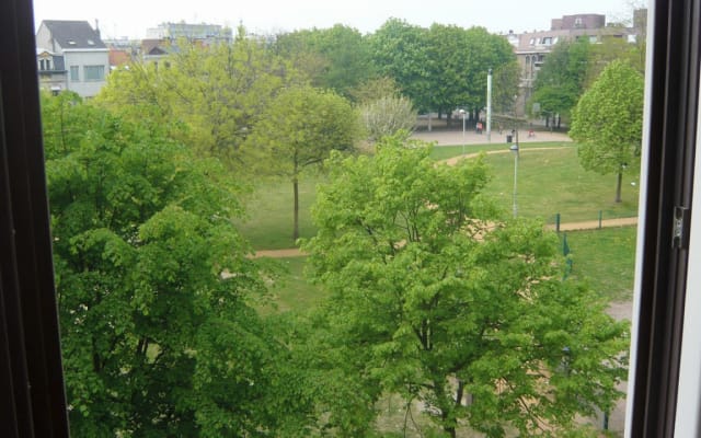 Christophe e Albert recebem-no na sua casa situada num pequeno parque urbano - Foto 12