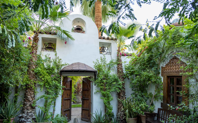 Gardens/ Mountain Views- Luxury Amenities Spanish Estate- Sleeps 2
