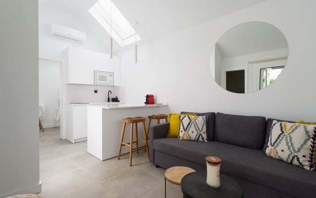 Fully Renovated Bungalow with 2 electric bikes