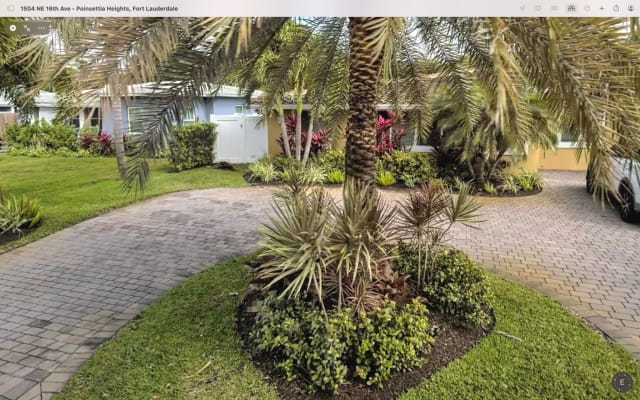 Private Suite - bedroom/bathroom + den with shared pool & garden