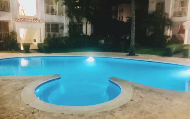 Grazioso appartamento con 2 camere da letto. Piscina e spiaggia vicina.