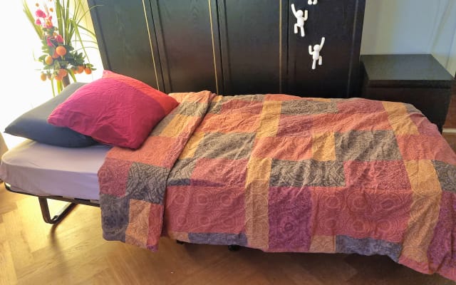 Séjour nu dans un salon chaleureux et coloré avec lit