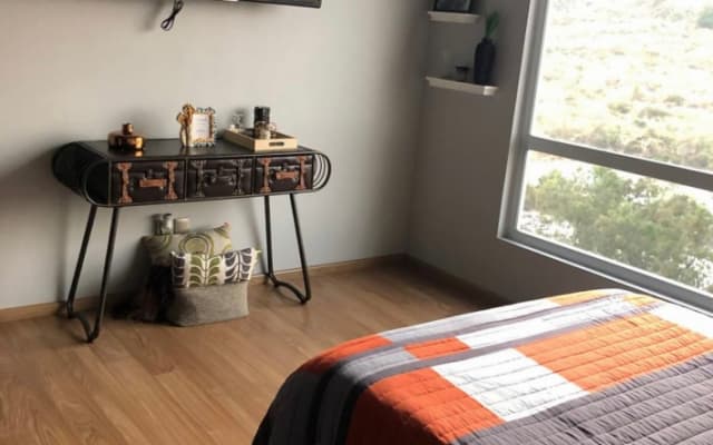 Schönes Zimmer in einer geräumigen Wohnung