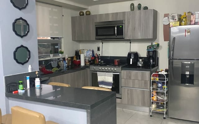 Schönes Zimmer in einer geräumigen Wohnung