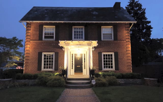 Large, Private Bedroom in Century-Old Colonial Revival Home - Picture 20