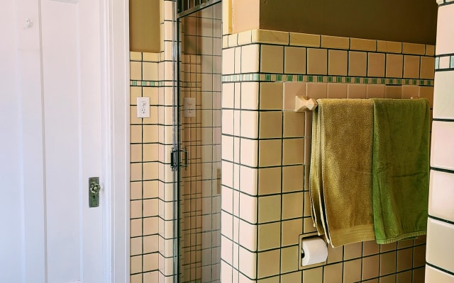 David's listing on misterb&b - Shared bathroom with shower stall