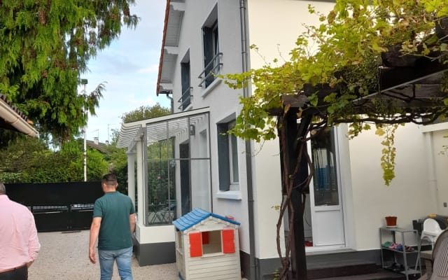 Camera privata con bagno al primo piano di una casa