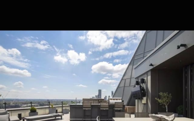 Luxury Central Penthouse With Stunning Views - Picture 10