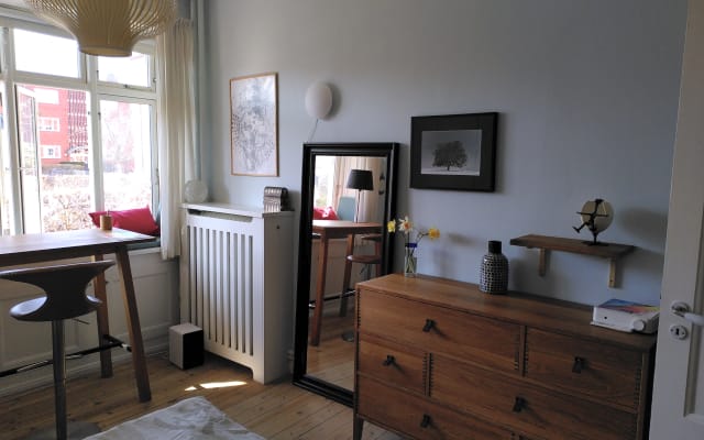 Großes Schlafzimmer in einer ruhigen Gegend nicht weit von der Stadt