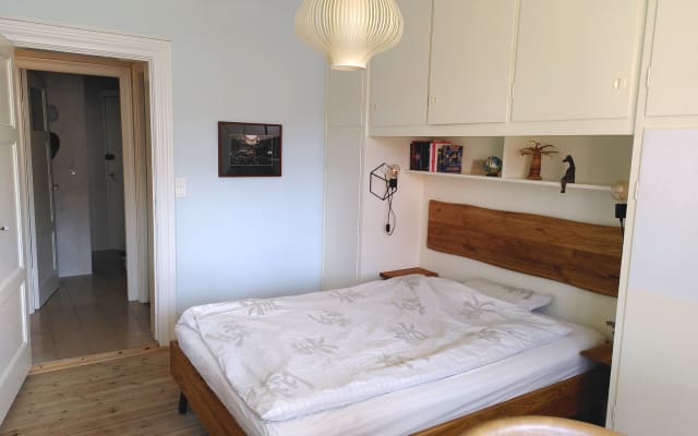 Großes Schlafzimmer in einer ruhigen Gegend nicht weit von der Stadt