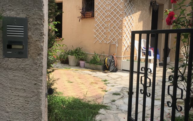 Le cannet 06, quarto no andar de cima de uma casa com piscina