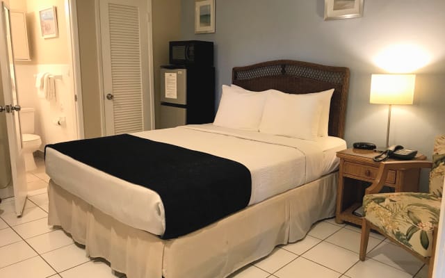 Small Hotel Room w/Queen bed - Boutique Hotel Centrally Located