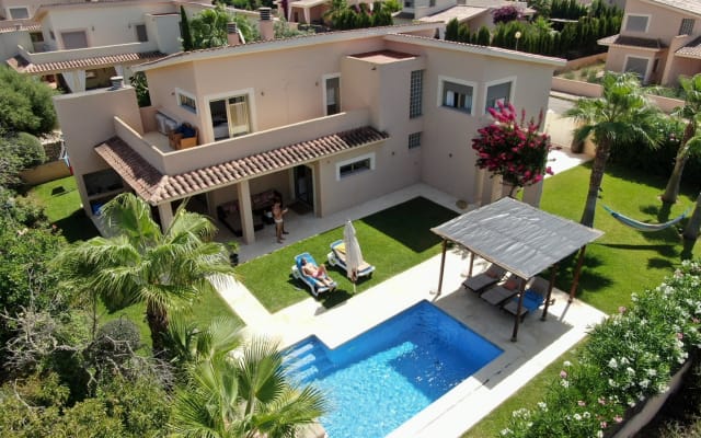Master Suite in luxury villa next to Gay beach