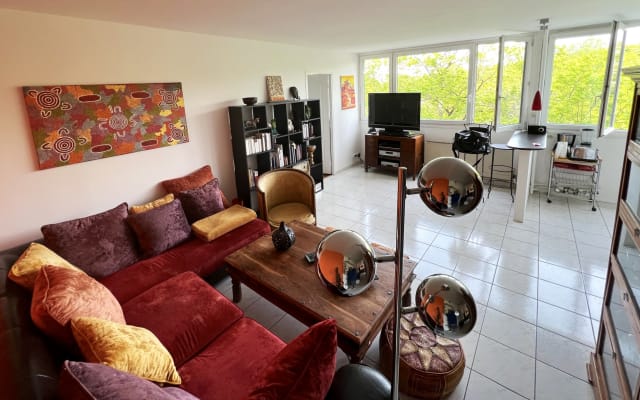 Bright Père Lachaise apartment 15 minutes from the gay district