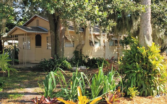 Bungalow bege em Titusville. Perto do rio Indian.