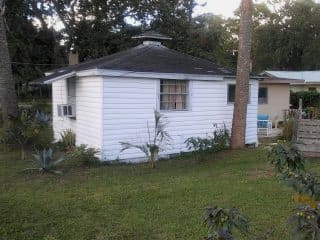 Casa de campo branca em Titusville. Perto do rio Indian.