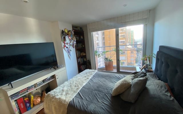Schönes Zimmer mit Balkon, zentrales eigenes Bad besten Bereich.