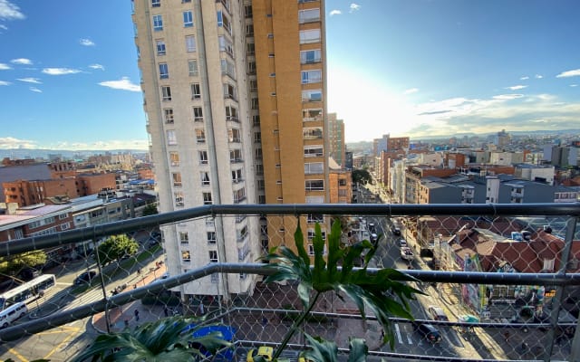 Schönes Zimmer mit Balkon, zentrales eigenes Bad besten Bereich.