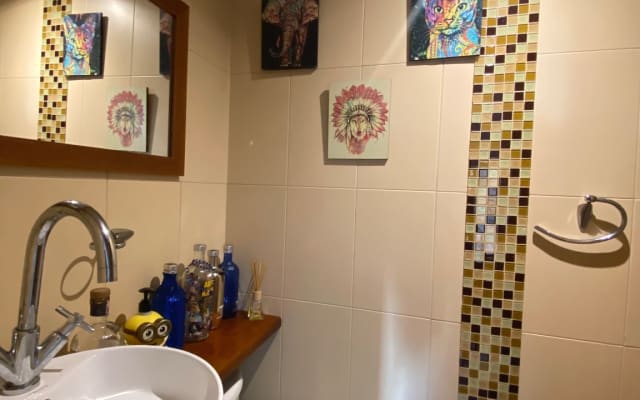 Schönes Zimmer mit Balkon, zentrales eigenes Bad besten Bereich.